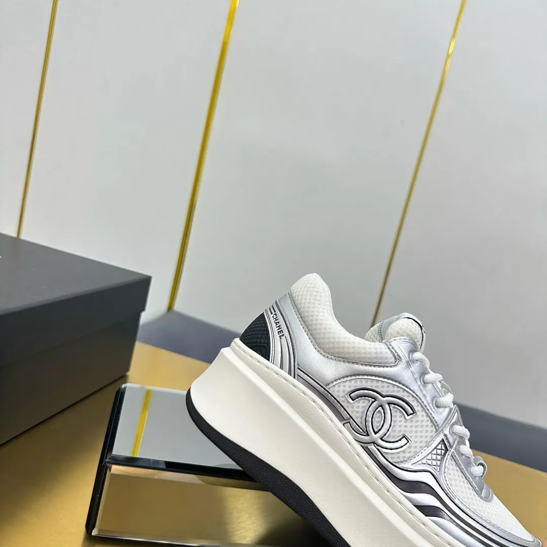 👟👟Ex-factory price 680👟👟 Upgraded version, upgraded version, upgraded version! No rebuttal accepted! ! ! ! Chanel Chanel panda shoes! 2025 counter's top casual sports shoes. This classic design; the upper is electro-embroidered with a variety of techniques; the outsole is fashionable and sporty; the unusual inclusion of a variety of color matching elements... The diversified mix and match is very good-looking and versatile, and can be used for leisure, fashion, sports, and outdoor... ꫛꫀꪝ Go➫ Materials: ❶Upper made of: original imported first-layer silk cowhide + original waterproof cloth + original first-layer cowhide ❷Inner lining: Original Yangli+Net ❸Outsole based on: Original TPU combination outsole Counter boutique packaging complete set for women 35–41 👉 👉